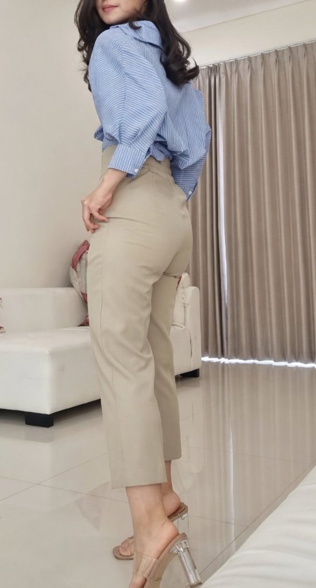 velagunawan's tweet photo. Suka dan bangga banget kalo bisa bikin cowo nafsu pakai pakaian sopan kayak gini pas ngantor 😌 https://t.co/MTet22u0xs