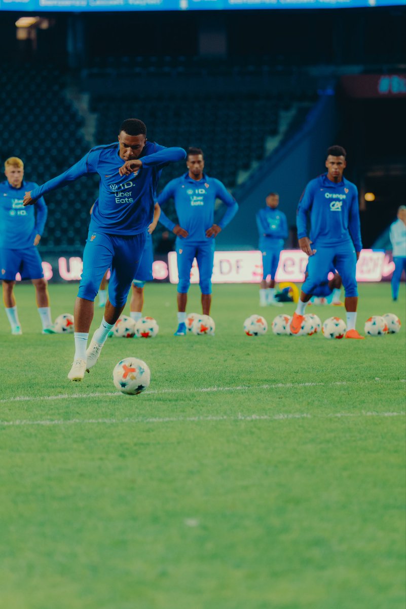 equipedefrance's tweet photo. Dernières courses et dernières frappes avant Turquie-France 🇹🇷🇫🇷 https://t.co/EPaZnLNovY
