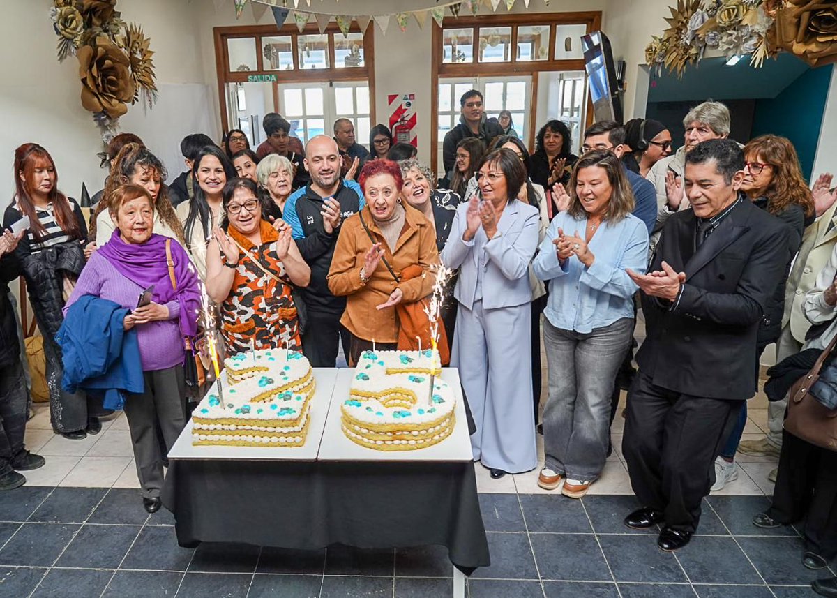 labrujulaTDF's tweet photo. El Centro Cultural Alem celebró sus 25 años 
https://t.co/c9EonbbJR6 https://t.co/4W7eRYIwt0