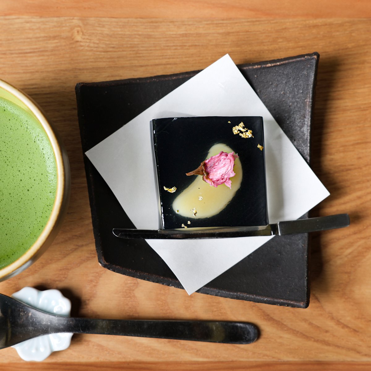 TNM_PR's tweet photo. 🍵#TOHAKU茶館🍵
本館3室にて10月25日(日)まで展示中の国宝「太刀(名物　三日月宗近)」をイメージした「錦玉羹とお抹茶のセット」(税込2,200円)をご用意しています✨

凛と涼やかな味わいとともに、上から、横から、そして断面を眺めて、その美しさをお楽しみください。

*10月25日(日)まで提供予定
*詳細は、TOHAKU茶館公式Instagramをご確認ください。

https://t.co/F8SEJYBdzh

#東京国立博物館 #ミュージアムカフェ #刀剣