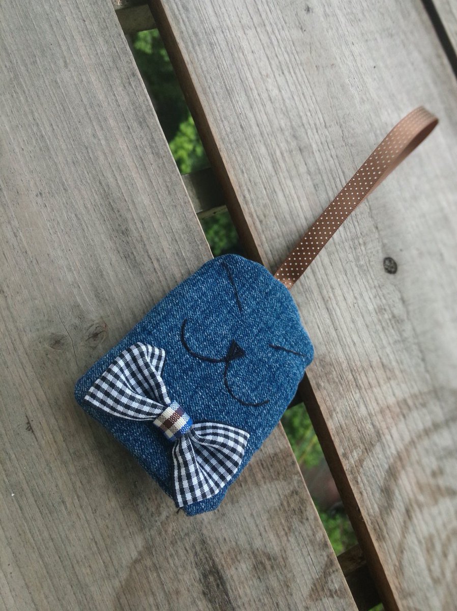 MaishaMarske's tweet photo. Just finished this upcycled denim keychain—old jeans + 30 mins + a bit of thread = a super unique accessory. Love turning clutter into something cute! https://t.co/GbVbECTIWm