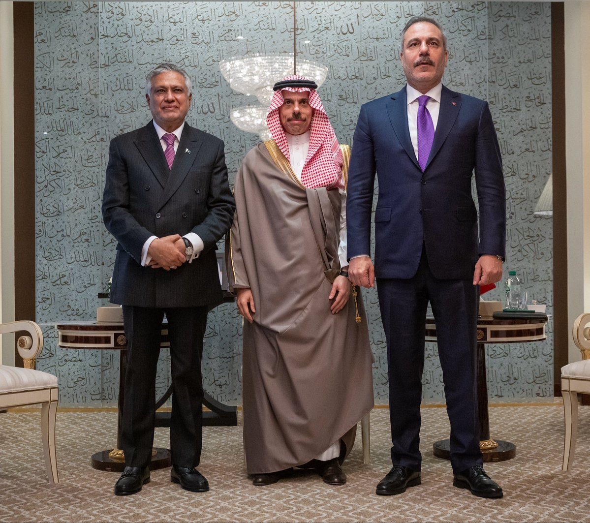a7mo7m's tweet photo. #عاجل #هام

إجتماع دول التحالف الإسلامي
السعودية وباكستان وتركيا

تطرق الاجتماع إلى الترتيبات الجارية
 لعقد اجتماع عاجل لرؤساء الأركان
 في الدول الثلاث؛

 لبحث سبل مساندة المملكة وفق اتفاقية
 مكة للدفاع المشترك وما نصت عليه
 من أن أي اعتداء على أي طرف يعد
 هجومًا على جميع الأطراف https://t.co/OEyenRqSI2