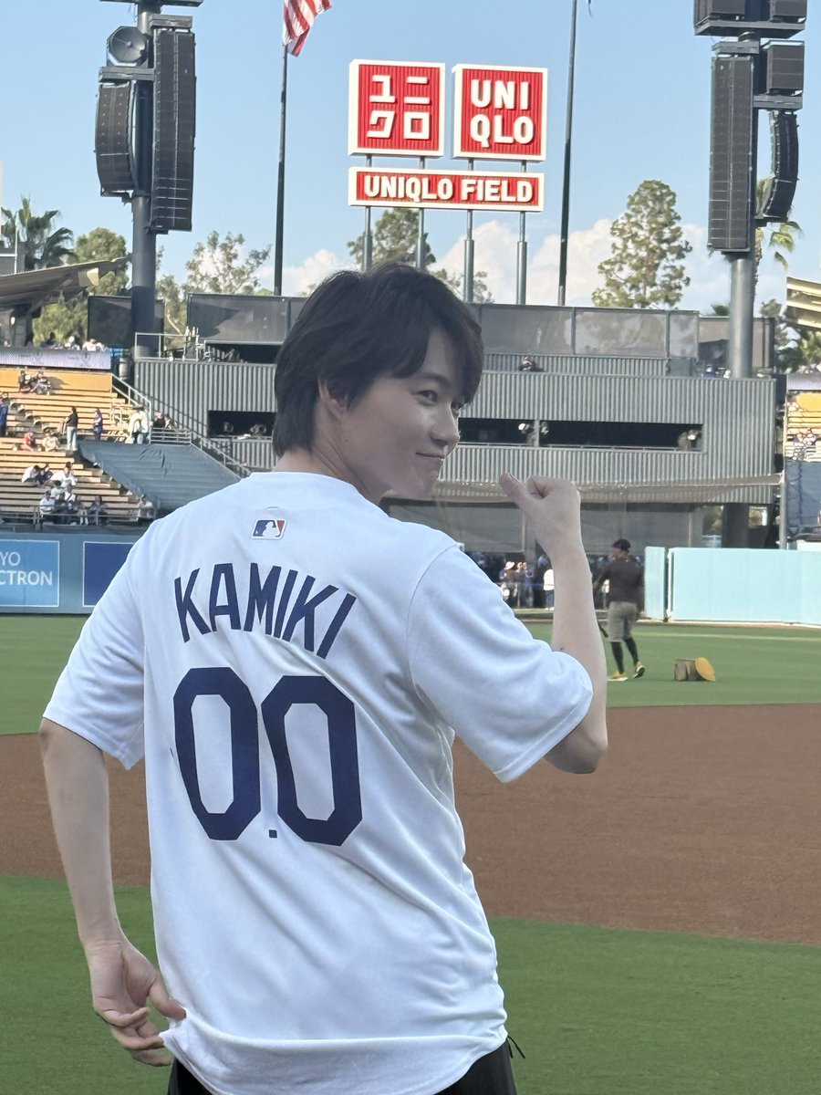 Shinji_omiya's tweet photo. #dodgers
本日は「ゴジラナイター」！！
俳優の神木隆之介さんが始球式のため、ドジャースタジアムを訪れました！ 
背番号「00」のユニホーム姿で、ウキウキした様子です。 https://t.co/SZszW5qODO