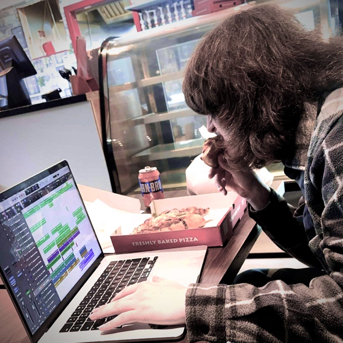 __junkfox__'s tweet photo. i am fucked up programming tunes and eating a calzone in the takeaway
fuck it
#calzone
#LogicProX
#hungry https://t.co/bFTxyOAbpf