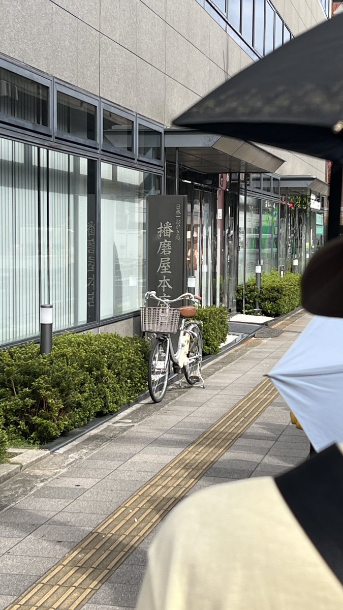 hbrk928's tweet photo. 聖なるおかき屋さんへ
開店30分前でもう40人ぐらい並んでる https://t.co/LIsFH1sA9z