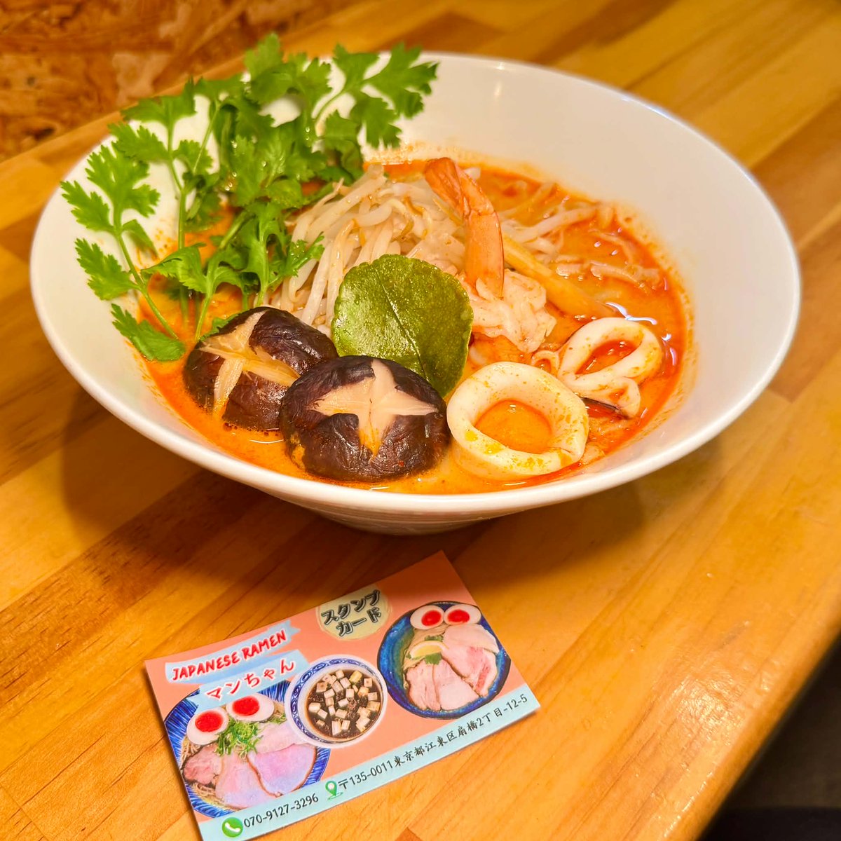 manchanramen's tweet photo. おはようございます☀️
Japanese Ramen マンちゃんです🍜

✨🎃新作ラーメンのお知らせ🎃✨

明日、いよいよ新しい限定メニュー
「カボチャ🎃ラーメン」を予定しています‼️

秋らしいカボチャを使った新しい一杯🍜🎃
どんなラーメンになるのか、ぜひ楽しみにしていてください🔥
皆さんの反応が今から楽しみです😊✨

そして本日も通常通り営業しています‼️

🌶️ トムヤムラーメン
🌽 冷やしともろこしラーメン
🍜 昆布水つけ麺
🍜 まぜそば
など、いろいろご用意しています！

ぜひ今日もマンちゃんへ食べに来てください🙌🔥

⏰ 11:00〜15:00
⏰ 18:00〜23:00

明日の🎃カボチャラーメンもお楽しみに‼️
皆さんのご来店、心よりお待ちしております🍜✨

#JapaneseRamenマンちゃん
#マンちゃんラーメン
#中華そばマンちゃん
#住吉ラーメン
#住吉グルメ
#江東区グルメ
#東京ラーメン
#東京グルメ
#ラーメン
#ラーメン好きな人と繋がりたい
#カボチャラーメン
#かぼちゃラーメン
#秋限定
#秋ラーメン
#新作ラーメン
#限定ラーメン
#トムヤムラーメン
#冷やしともろこしラーメン
#昆布水つけ麺
#まぜそば
#住吉ランチ
#住吉ディナー