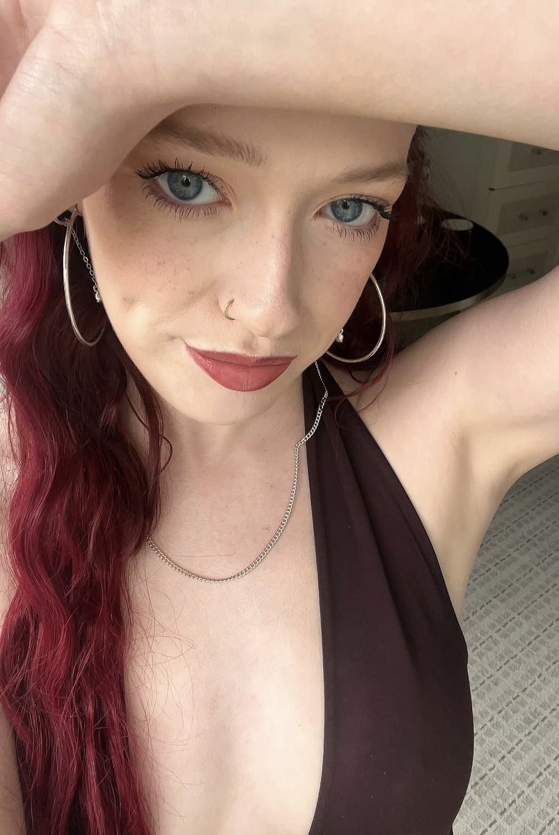 styleblythe's tweet photo. Se a Anne Shirley na terceira temporada estava muito linda, imagina agora com esse face card. A Amybeth envelheceu como um bom vinho caríssimo 

#annewithane #renewannewithane https://t.co/8MH7jJ0OBx
