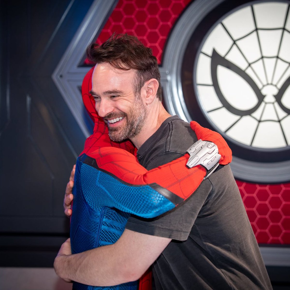 CoveredGeekly's tweet photo. Charlie Cox finally got to team up with Spider-Man https://t.co/ugwhMjXczW