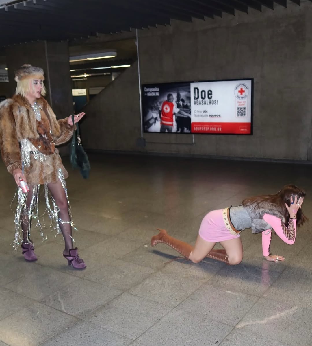 Jon_Gustavo's tweet photo. relembrando as gravações do clipe de “Me Perseguindo” com a participação ilustre da HORROROSA  🌟

assista agora o clipe no Youtube e ouça a música em todas as plataformas digitais https://t.co/SOTJbB8fYg