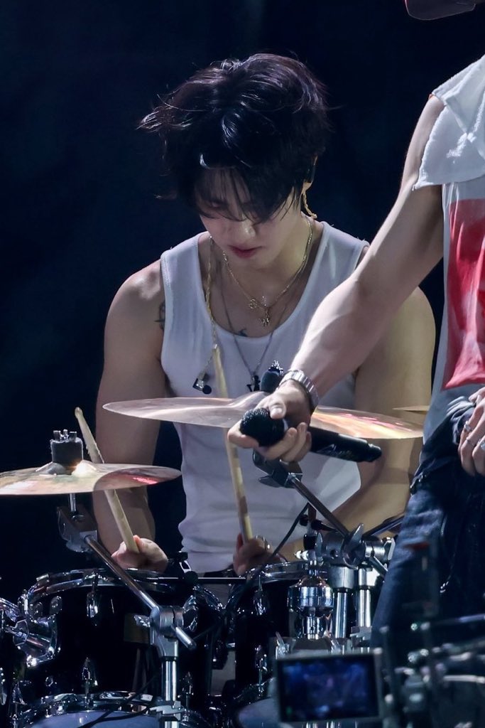 jidungiesaurs's tweet photo. masih deg degan liat foto foto ini 😣 coba lu tanya tipe cowo gua maka gua jawab rock in rio han jisung, loudly and eagerly https://t.co/ow0mI5OuPQ