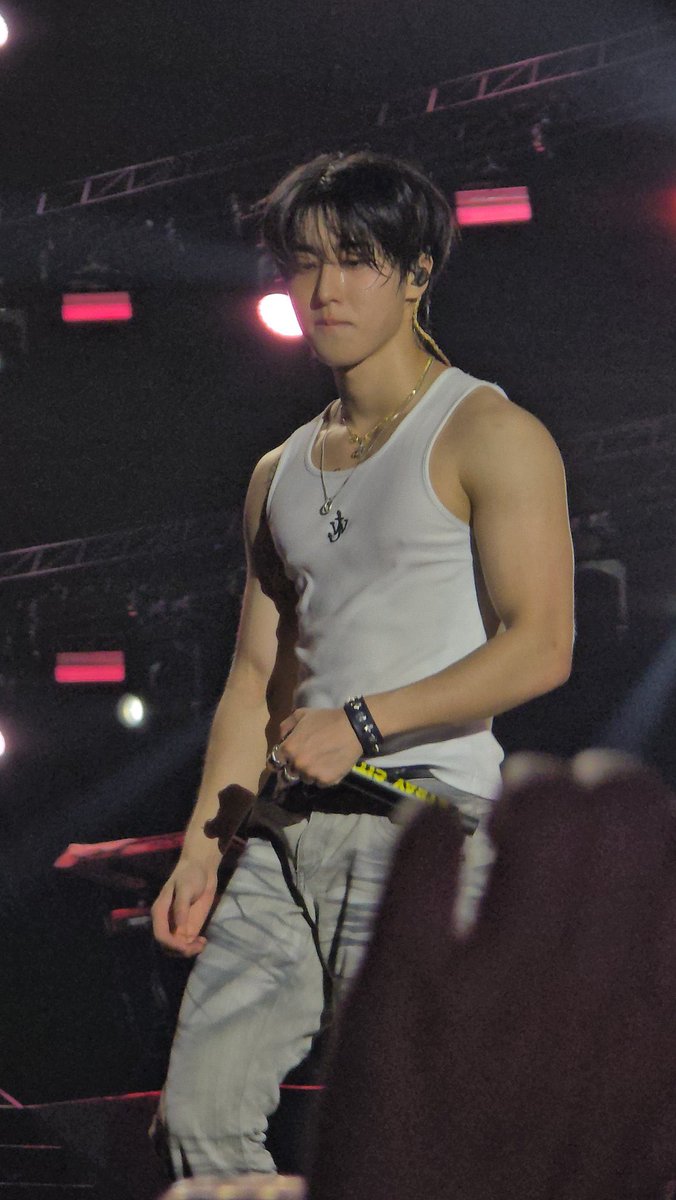 jidungiesaurs's tweet photo. masih deg degan liat foto foto ini 😣 coba lu tanya tipe cowo gua maka gua jawab rock in rio han jisung, loudly and eagerly https://t.co/ow0mI5OuPQ
