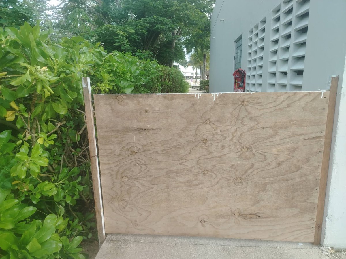 quintanaroonews's tweet photo. #Cozumel #DenunciaCiudadana Pésimo Hotel The Westin. La playa es publica y ellos la cierran con puerta y candado. https://t.co/CdufbLV6I5