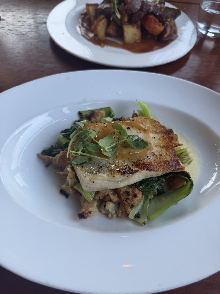 mindylee0923's tweet photo. pan seared seabass with glazed miso. buttered baby bokchoy and cauliflower. wagyu frites with baked potato and carrot. https://t.co/uIvXYo4QWG