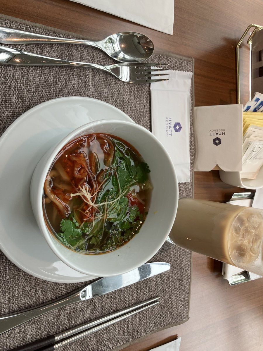 SOFTNABALL's tweet photo. ハイアットのバイキング食べさせてもらってるけど、結局アジアン料理が一番うまい気がする

あとマッシュルームスープ https://t.co/TwyqglbOJx