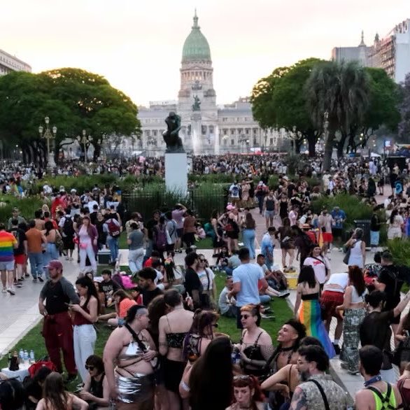 makearggayagain's tweet photo. "hicimos nuestras propuestas y quedamos en continuar dialogando en estos días.": la comisión organizadora de la marcha del orgullo lgbtiq+ reveló que tuvo una "muy buena" reunión con jorge macri y crecen las expectativas por el fin del conflicto por la fecha del evento. https://t.co/qC9Tp5tqql