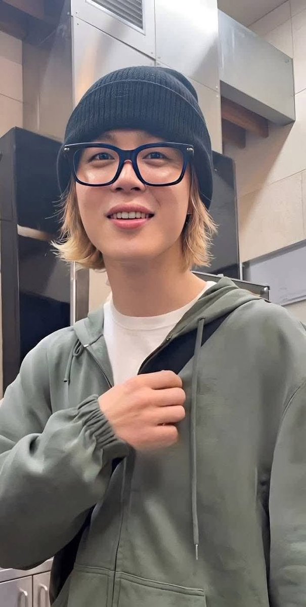 parkjimin58390's tweet photo. I may not be perfect, and I may not have everything figured out, but I have a heart full of love, kindness, and care 💜🥰 If you truly love and appreciate me as your ARMY friend, and I’m still one of your favorites, can I get a 💜 in the comments? 💜✨ https://t.co/i2vRdCcHeZ