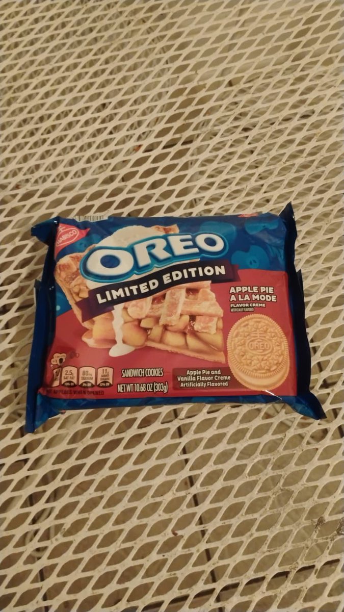 alaneats123's tweet photo. The taste of your lips are all the raagge @Oreo https://t.co/qXpQltMEZn