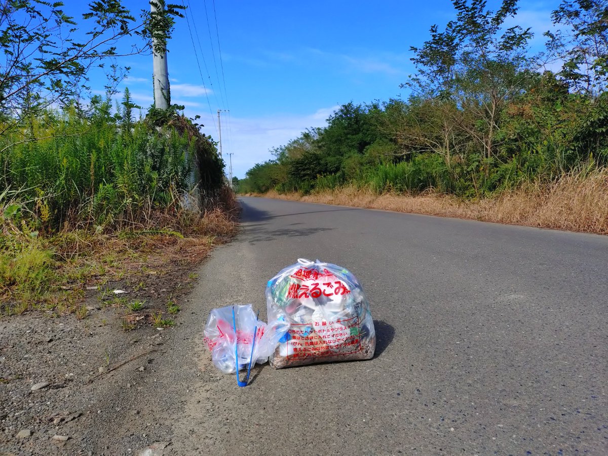 7d8ups's tweet photo. #日本をきれいに #地球をきれいに
9.23～仙台空港近く海岸線の道路～
シルバーウィークのゴミ拾い💰
写真撮れないDVD捨てんな（全12枚）道路はきれいに。
海岸線の空き地、ポイ捨て多けりゃ封鎖せよ！
#ゴミ拾い #ポイ捨て #不法投棄 #岩沼市 #名取市 #がんばれイワヌマン #ポイ捨てパトロールラン https://t.co/64Iq0CrSbh