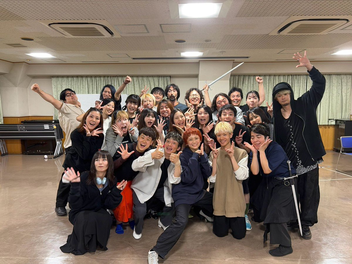 Kosei_esaki's tweet photo. #すたぁじあ

好きな言葉が2つ

｢幸運とは、自分を幸運だと信じることだ｣
                        テネシーウィリアムズ

たまたまXで流れてきたオーディション情報
そのおかげでこの作品、そして本当に優しくて素敵な人達に出会えて間違いなく幸運です。

もう1つ

｢エンターテインメントで世界を変える｣
                                                   冨澤十万喜

お客さんもキャストも裏方も楽しんで盛り上げていけば、間違いなく世界は変わっていく僕はそう思ってます。

本日は♭と♯が2公演目
14:00からしっちゃか♭
19:00からめっちゃか♯

わくわく うきうき どきどき で行ってきまーす