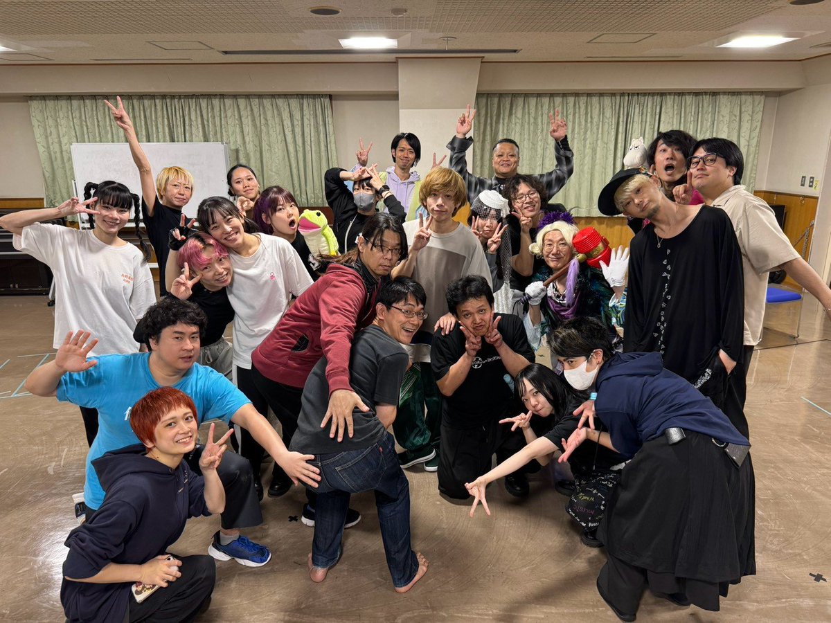 Kosei_esaki's tweet photo. #すたぁじあ

好きな言葉が2つ

｢幸運とは、自分を幸運だと信じることだ｣
                        テネシーウィリアムズ

たまたまXで流れてきたオーディション情報
そのおかげでこの作品、そして本当に優しくて素敵な人達に出会えて間違いなく幸運です。

もう1つ

｢エンターテインメントで世界を変える｣
                                                   冨澤十万喜

お客さんもキャストも裏方も楽しんで盛り上げていけば、間違いなく世界は変わっていく僕はそう思ってます。

本日は♭と♯が2公演目
14:00からしっちゃか♭
19:00からめっちゃか♯

わくわく うきうき どきどき で行ってきまーす