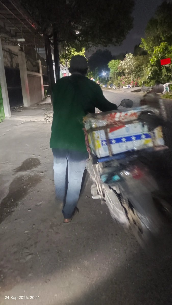 KapudS640's tweet photo. Temen-temen, mungkin ada yang bisa bantu 🙏🏻

Beliau katanya lagi cari pekerjaan. Pengalaman kerja sebagai driver kurang lebih 9 tahun, bisa bawa semua jenis mobil kecuali kontainer.

Sekarang beliau jualan es krim, tapi kondisi motornya lagi rusak/turun mesin.

Tadinya gue ketemu bapak ini lagi dorong motor waktu gue sama istri sedang onbid. Gue samperin karena gue kira kehabisan bensin, jadi gue tawarin buat distut sampai pom bensin terdekat.

Ternyata motornya mati total dan cuma bisa didorong. Pas gue tanya mau ke mana, jawabannya, “Gatau ke mana, asal jalan aja. Siapa tahu ketemu kerjaan, Dek.”

Beliau juga bilang, “Saya sudah ngelamar ke mana-mana, tapi masih belum diterima soalnya.”

Di situ gue sama istri bingung mau bantu apa. Akhirnya kami cuma bisa minta kontak beliau dan bantu posting di sini, siapa tahu ada yang bisa bantu 🙏🏻🙏🏻

Sebenarnya masih banyak obrolan sama bapaknya, cuma gue nggak bisa ketik semuanya. Bingung juga gimana ceritanya kalau ditulis di sini 😭

Ini kontak dan nama bapaknya yaa.