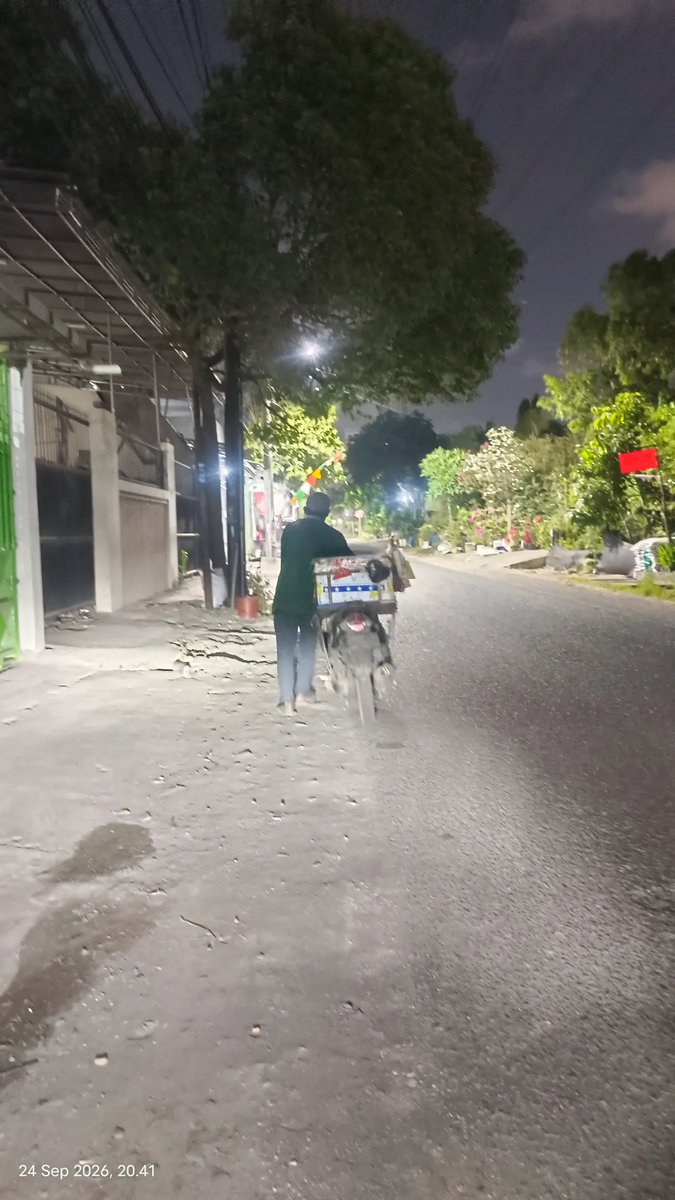 KapudS640's tweet photo. Temen-temen, mungkin ada yang bisa bantu 🙏🏻

Beliau katanya lagi cari pekerjaan. Pengalaman kerja sebagai driver kurang lebih 9 tahun, bisa bawa semua jenis mobil kecuali kontainer.

Sekarang beliau jualan es krim, tapi kondisi motornya lagi rusak/turun mesin.

Tadinya gue ketemu bapak ini lagi dorong motor waktu gue sama istri sedang onbid. Gue samperin karena gue kira kehabisan bensin, jadi gue tawarin buat distut sampai pom bensin terdekat.

Ternyata motornya mati total dan cuma bisa didorong. Pas gue tanya mau ke mana, jawabannya, “Gatau ke mana, asal jalan aja. Siapa tahu ketemu kerjaan, Dek.”

Beliau juga bilang, “Saya sudah ngelamar ke mana-mana, tapi masih belum diterima soalnya.”

Di situ gue sama istri bingung mau bantu apa. Akhirnya kami cuma bisa minta kontak beliau dan bantu posting di sini, siapa tahu ada yang bisa bantu 🙏🏻🙏🏻

Sebenarnya masih banyak obrolan sama bapaknya, cuma gue nggak bisa ketik semuanya. Bingung juga gimana ceritanya kalau ditulis di sini 😭

Ini kontak dan nama bapaknya yaa.