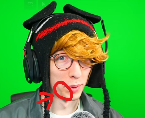 FuturisticAidan's tweet photo. @KreekCraft did you eat cheetos before recording what's this orange spot? https://t.co/mFn3SkBiQb