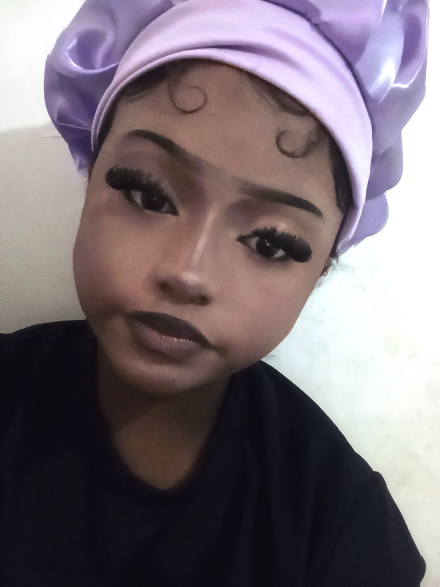 annnonimo0qme's tweet photo. Gente minha mae disse que essa minha maquiagem me deixa com cara de louca https://t.co/T0th8uLSld