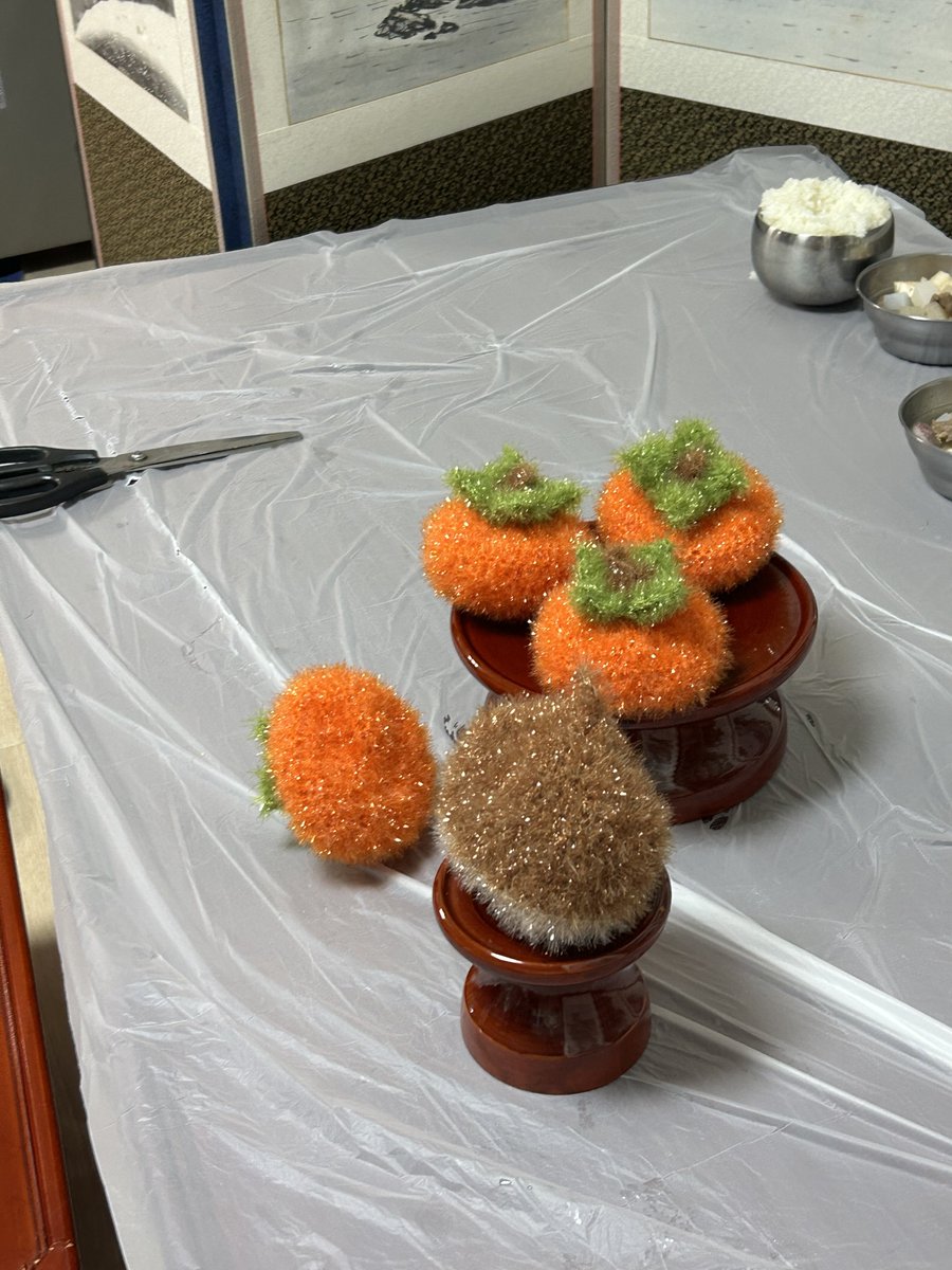 YeoUBiii___'s tweet photo. 추석당일 우리집 근황
-집나간 둘째가 모둠전쿠키 사옴
-늦잠잔 첫째가 감이랑 밤 수세미 만들어서 올렸다가 할아버지가 던짐 https://t.co/WfjYeFrE2v
