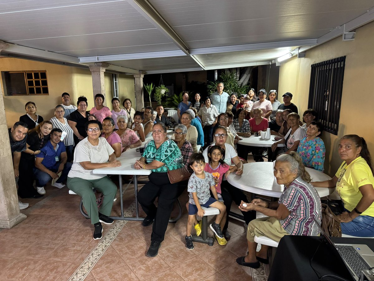 RamonCorralA's tweet photo. En la colonia 5 de Mayo participamos en la asamblea del Presupuesto CRECES, un espacio donde las y los vecinos ponen sobre la mesa sus ideas y propuestas para mejorar su comunidad.

Aquí las decisiones comienzan con algo muy sencillo: escuchar a quienes viven todos los días en la colonia. 🏘️