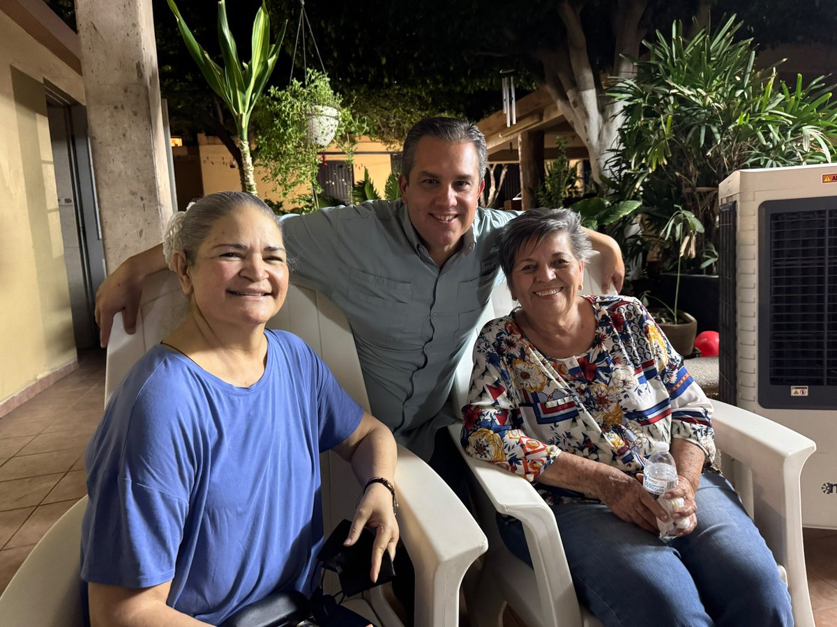 RamonCorralA's tweet photo. En la colonia 5 de Mayo participamos en la asamblea del Presupuesto CRECES, un espacio donde las y los vecinos ponen sobre la mesa sus ideas y propuestas para mejorar su comunidad.

Aquí las decisiones comienzan con algo muy sencillo: escuchar a quienes viven todos los días en la colonia. 🏘️