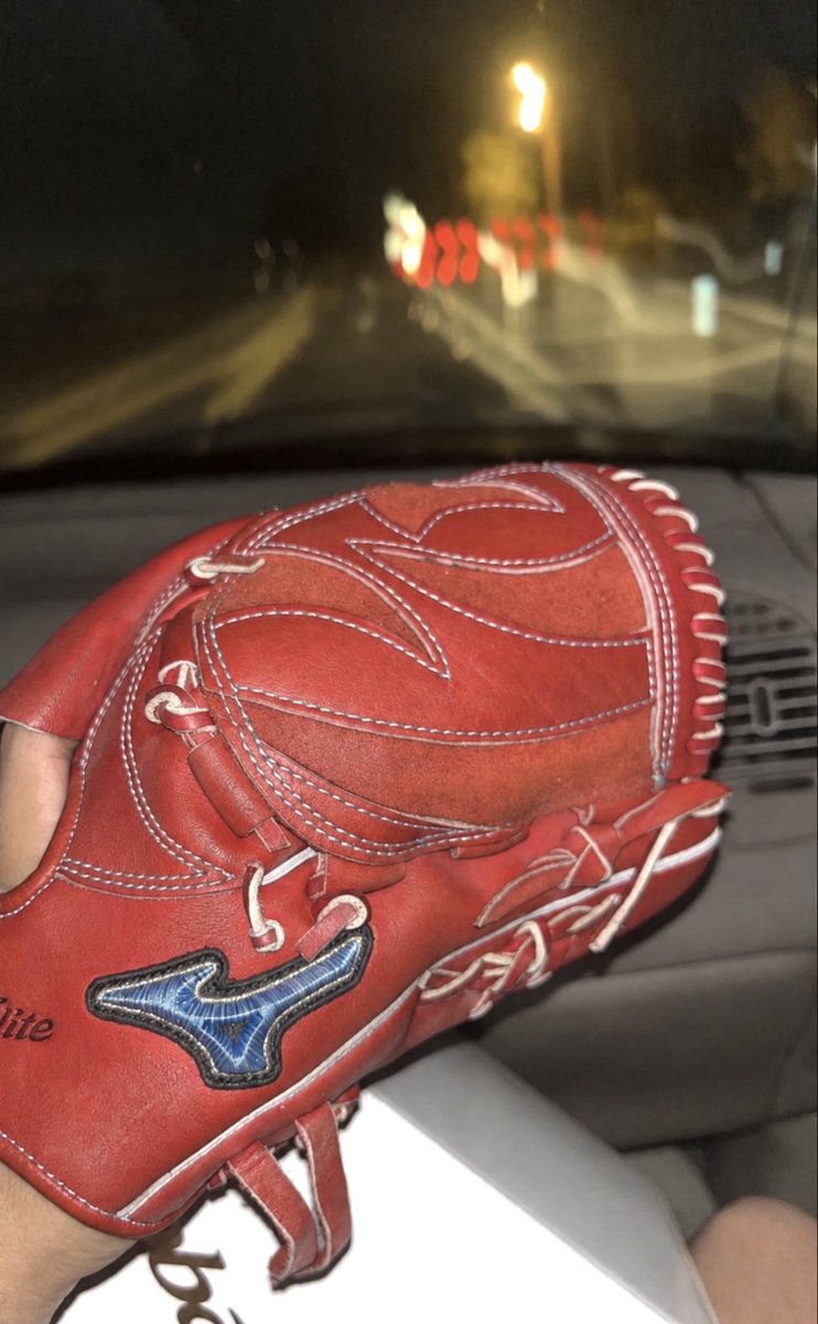 Meatyjohnson55's tweet photo. pulled this bad boy out for some catch tonight, any ball players on here? #LMK #PO https://t.co/znjqHftWxh