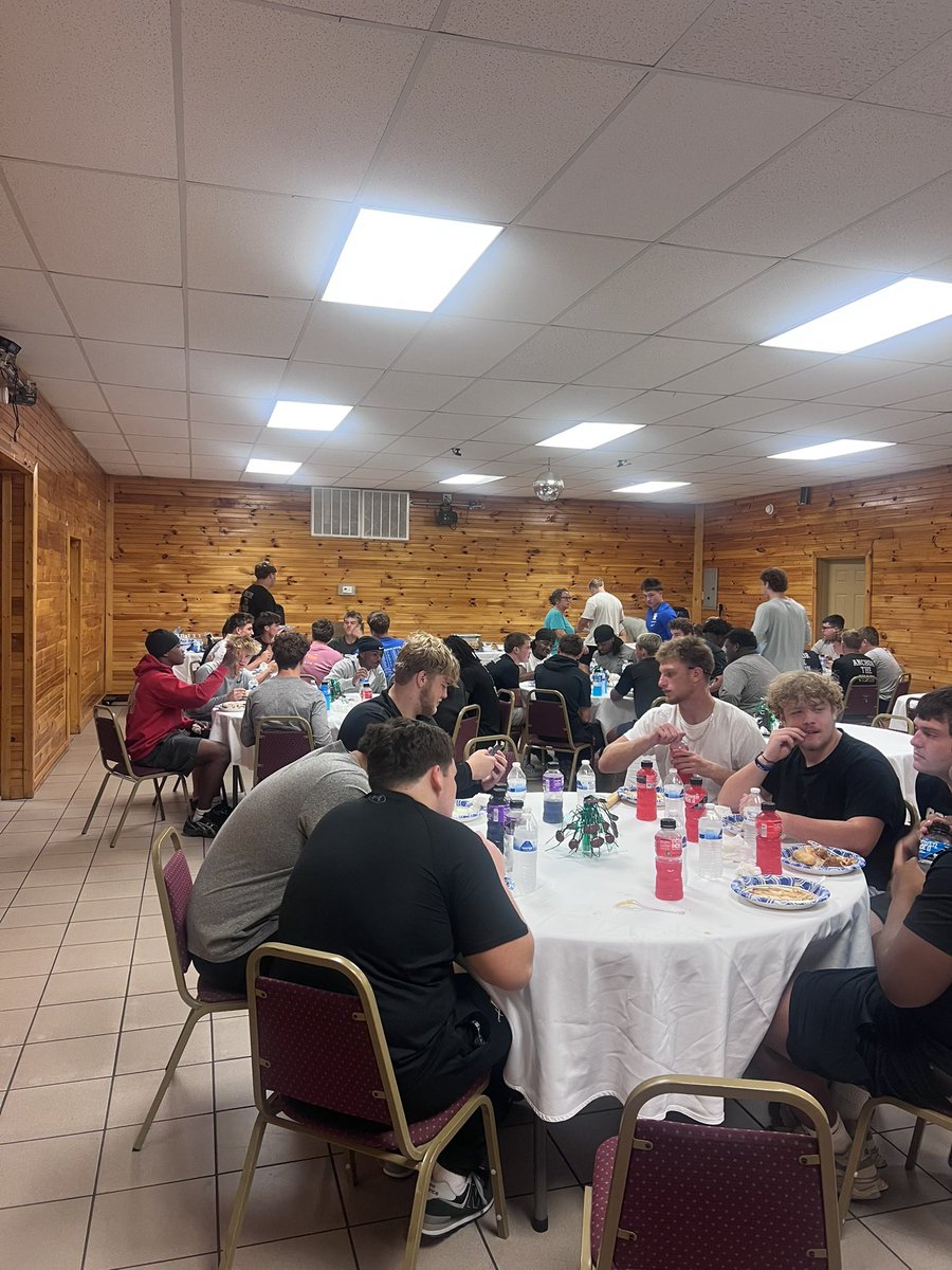SouthWarrenFB's tweet photo. Huge thanks to the Oller family for hosting a great Thursday Night Pasta Party at @koabowlinggreen to get our guys ready to roll on Friday night! Thanks also to the Kuzma and Krantz families for providing a phenomenal location! #goodfood #goodbros #goodnight #anchorthechain https://t.co/3GD7QSzH46