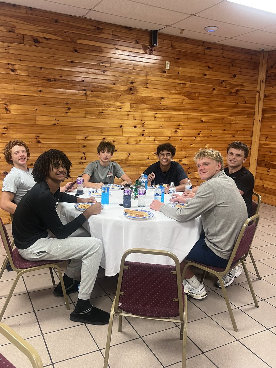 SouthWarrenFB's tweet photo. Huge thanks to the Oller family for hosting a great Thursday Night Pasta Party at @koabowlinggreen to get our guys ready to roll on Friday night! Thanks also to the Kuzma and Krantz families for providing a phenomenal location! #goodfood #goodbros #goodnight #anchorthechain https://t.co/3GD7QSzH46