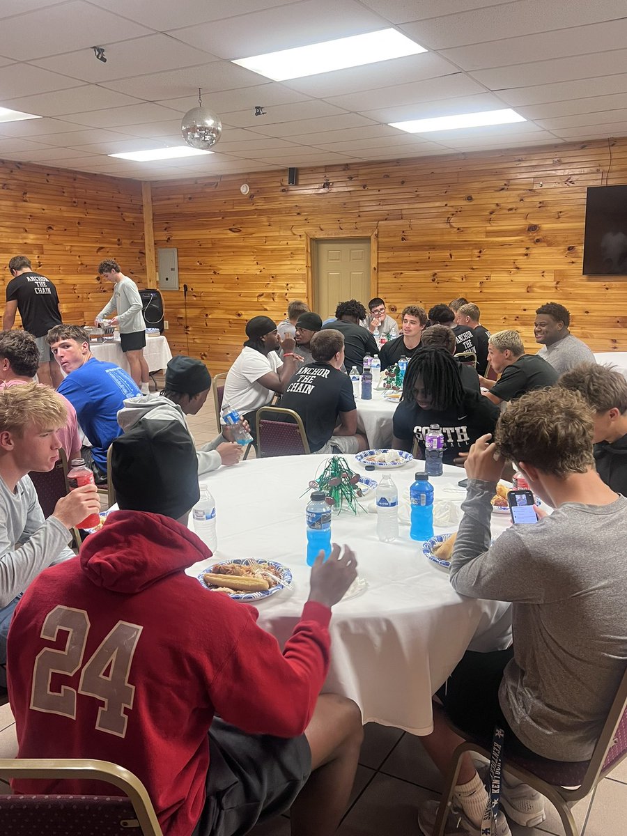 SouthWarrenFB's tweet photo. Huge thanks to the Oller family for hosting a great Thursday Night Pasta Party at @koabowlinggreen to get our guys ready to roll on Friday night! Thanks also to the Kuzma and Krantz families for providing a phenomenal location! #goodfood #goodbros #goodnight #anchorthechain https://t.co/3GD7QSzH46