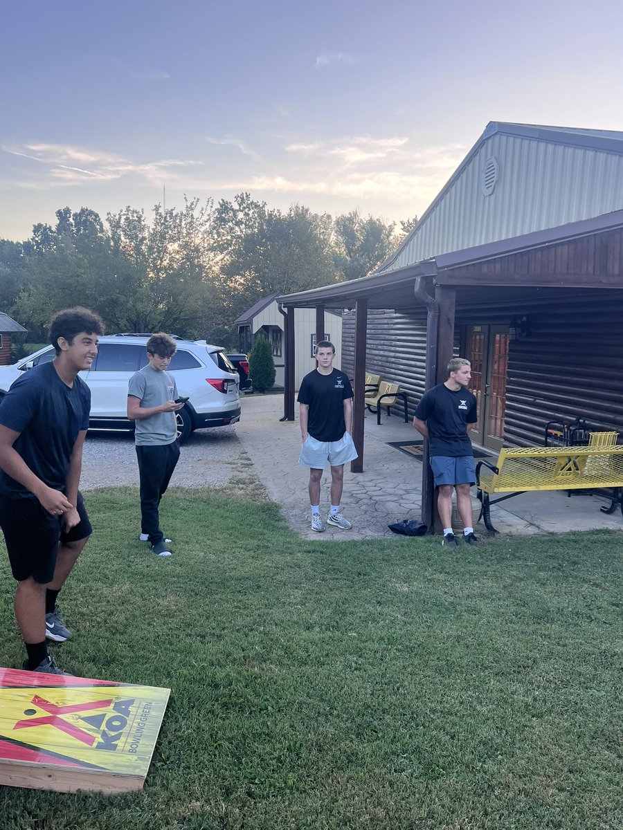 SouthWarrenFB's tweet photo. Huge thanks to the Oller family for hosting a great Thursday Night Pasta Party at @koabowlinggreen to get our guys ready to roll on Friday night! Thanks also to the Kuzma and Krantz families for providing a phenomenal location! #goodfood #goodbros #goodnight #anchorthechain https://t.co/3GD7QSzH46
