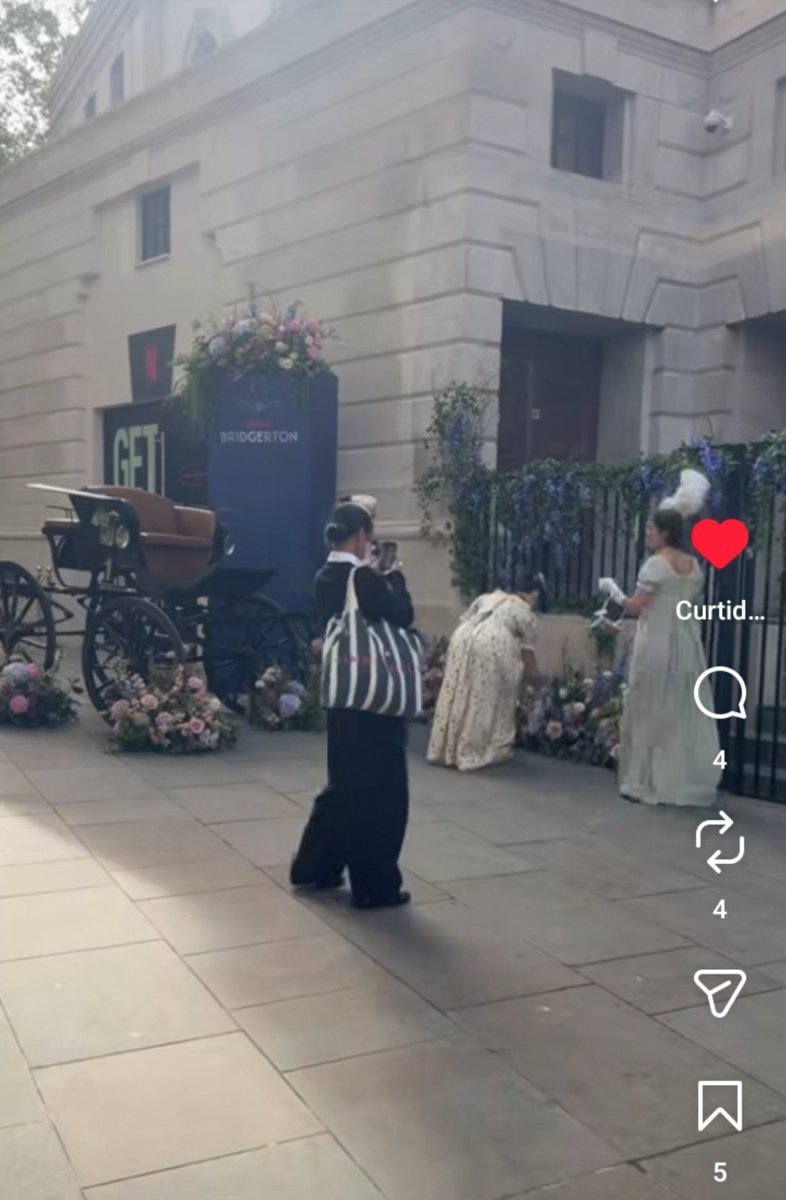 doddcure's tweet photo. GENTE? MANDARAM NO GRUPO O QUE É ISSO AQUI EM LONDRES??????????????????

AS PROMOS FRANCHAELA ESTÃO VINDO, PQP 

COISA DE BRIDGERTON EM LONDRES https://t.co/ZjqrmXgarA