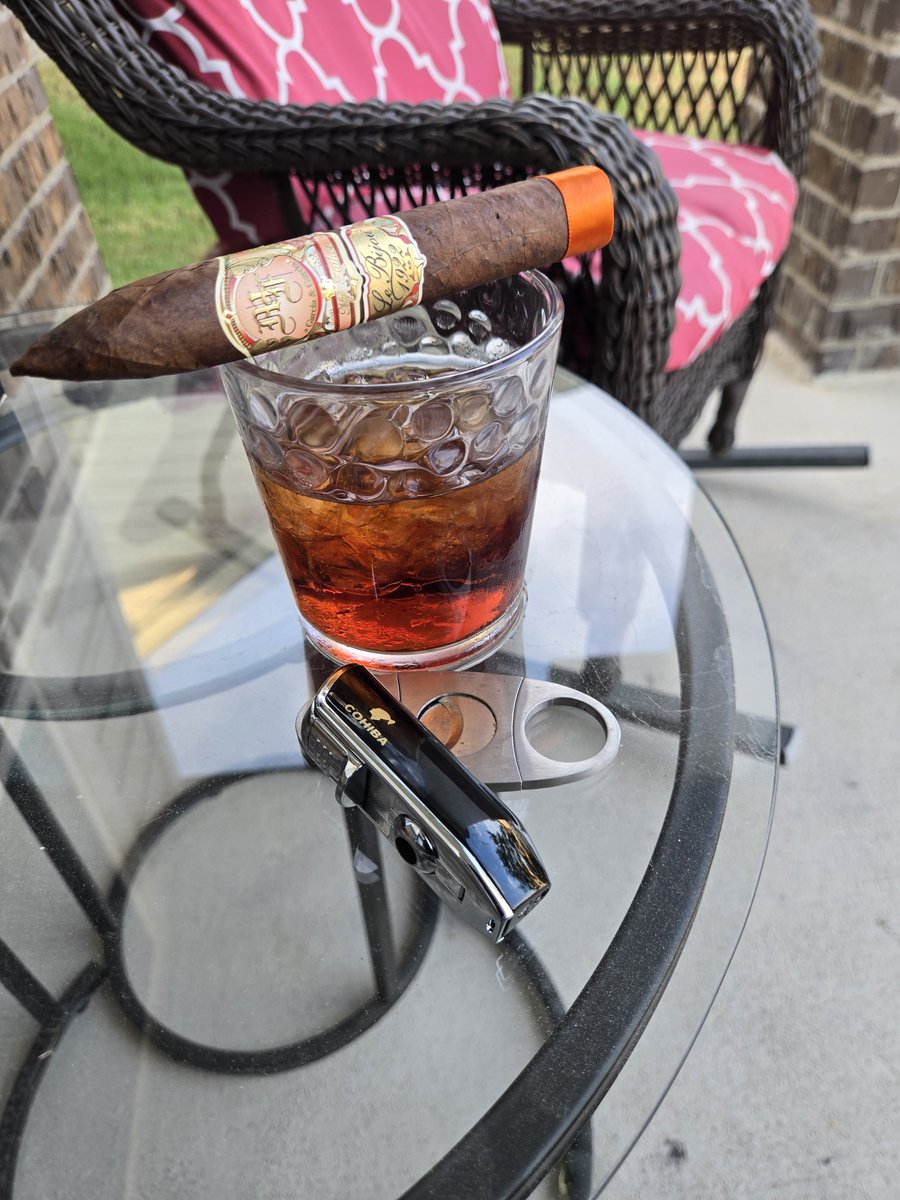 AntMan2270's tweet photo. After a long day, it's time to unwind, relax, and enjoy a cigar. #cigars #cigarshow #cigaraficionados #cigarlovers #cigar https://t.co/MtvrqOhLS1