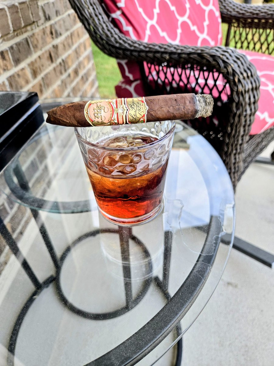 AntMan2270's tweet photo. After a long day, it's time to unwind, relax, and enjoy a cigar. #cigars #cigarshow #cigaraficionados #cigarlovers #cigar https://t.co/MtvrqOhLS1
