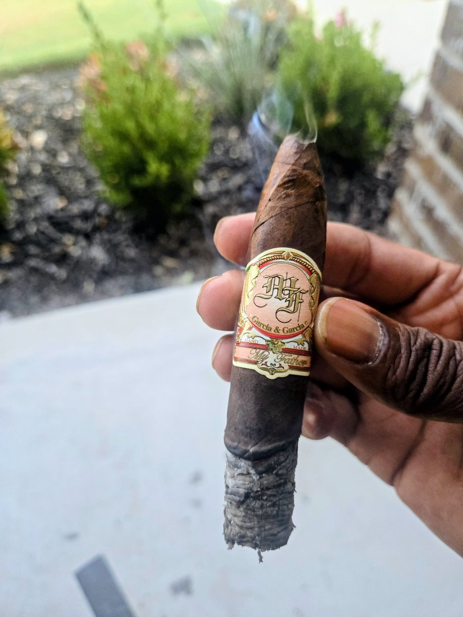 AntMan2270's tweet photo. After a long day, it's time to unwind, relax, and enjoy a cigar. #cigars #cigarshow #cigaraficionados #cigarlovers #cigar https://t.co/MtvrqOhLS1