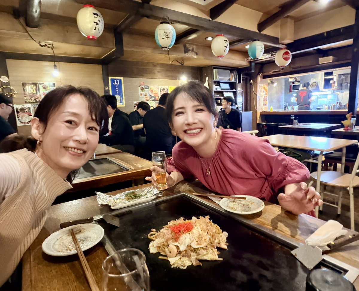 makino_michiko's tweet photo. 意外にサシ飲みは珍しいのです。盟友田中澄子ちゃん。バイオマンのイエロー。私のバディです。再会し、共に歳を重ねて行ける後半生になるとは思いもかけず。今夜も楽しかったなぁ。弾丸爆笑トークに夢中で写真、焼きそばしか撮らなかった🤣すみちゃん、これからもよろしくね❣️
#サシ飲み　#超電子バイオマン　#イエローフォー　#ピンクファイブ　#牧野美千子