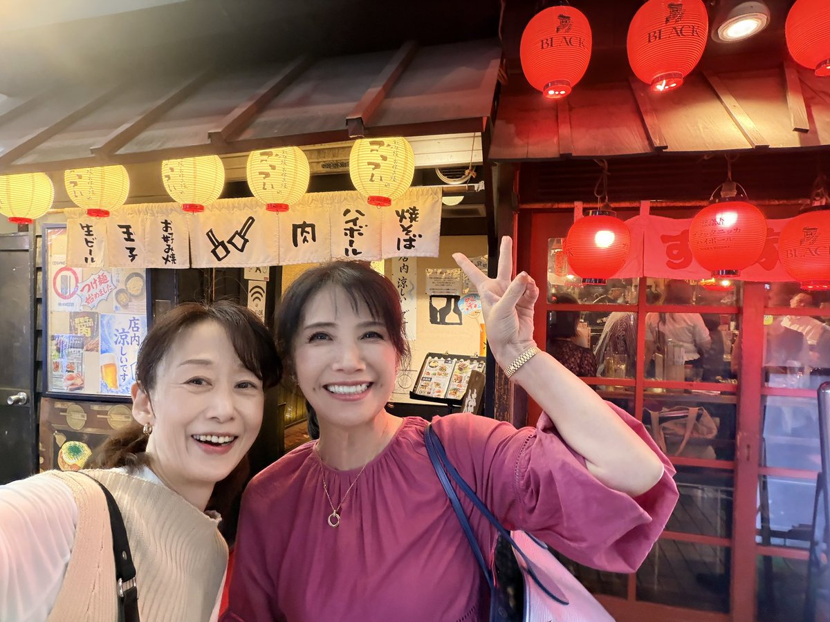 makino_michiko's tweet photo. 意外にサシ飲みは珍しいのです。盟友田中澄子ちゃん。バイオマンのイエロー。私のバディです。再会し、共に歳を重ねて行ける後半生になるとは思いもかけず。今夜も楽しかったなぁ。弾丸爆笑トークに夢中で写真、焼きそばしか撮らなかった🤣すみちゃん、これからもよろしくね❣️
#サシ飲み　#超電子バイオマン　#イエローフォー　#ピンクファイブ　#牧野美千子