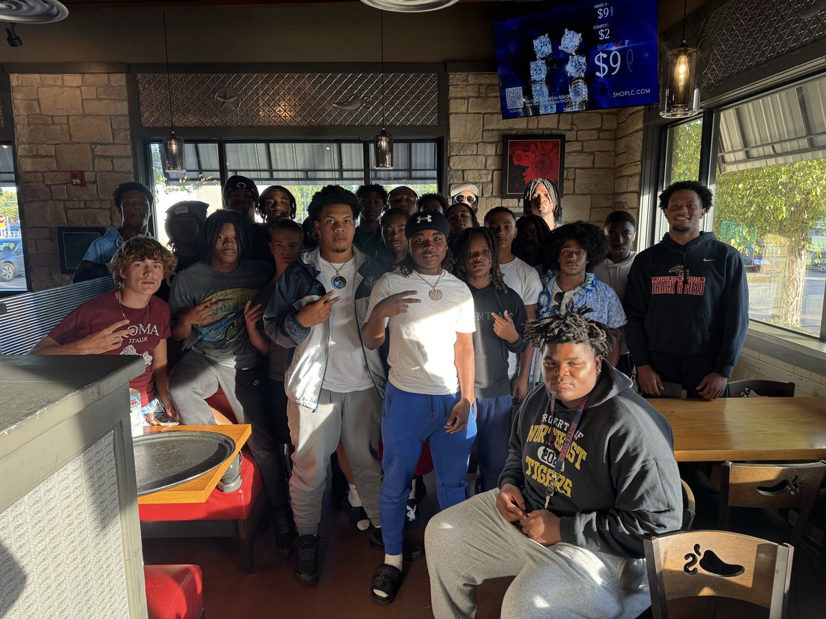 DBcoachwms's tweet photo. Thursday night outing with some of the Guys! Homecoming Week! THEEHILL! @CoachOwensCHHS @CHHS_FOOTBALL https://t.co/4CVAFvNPRK