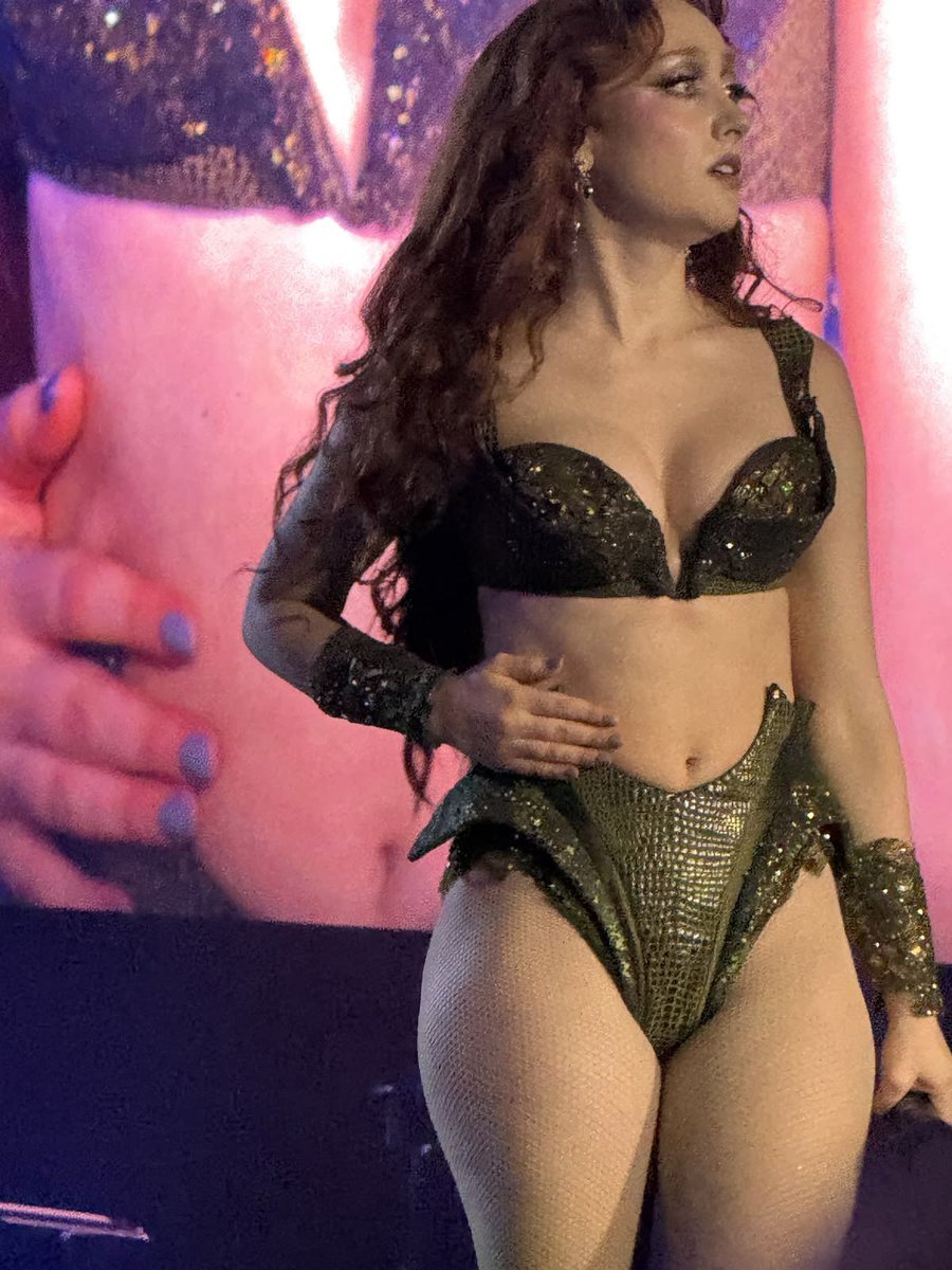 CelebFixated's tweet photo. Chappell is just built to be bred. I know she’s got that fat pussy that still grips like crazy. https://t.co/0tYipPnPCO