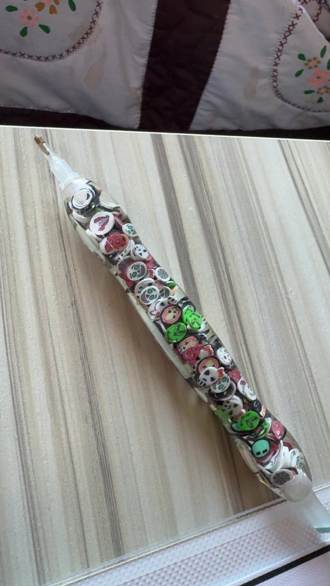 chispalareina's tweet photo. Since its offically autumn now, I had to bring out my halloween themed pen for picking up my drills when I do my diamond paintings. #diamondpainting #halloween #fallishere #diamondpaintingaccessories #chispalareina https://t.co/1ldxPT5bBf