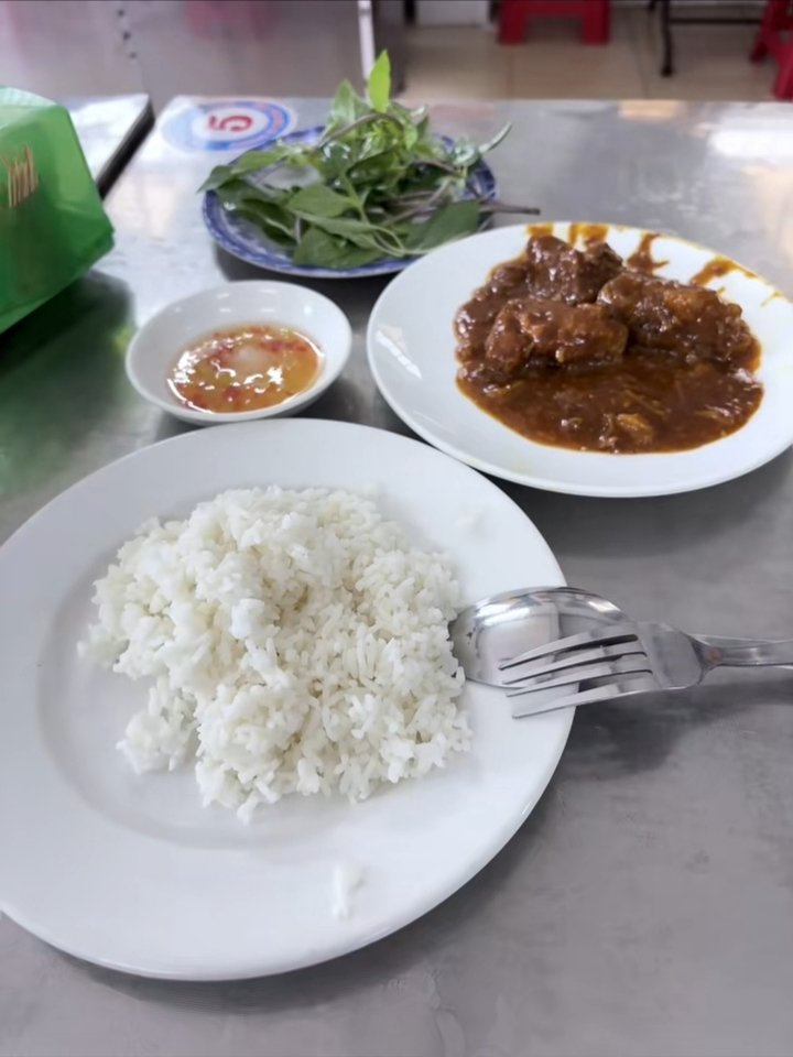 9Testnetthang's tweet photo. CURRY mời các bạn ăn sáng cà ri với mình nào 🫰

 nay mình đi ăn  món cà ri bò 45k😋

Lâu lâu mình ăn món cà ri một lần cảm thấy rất lạ miệng 

Một phần được ba cục thịt bò ăn kèm với một chút rau cũng ngon 🫣

Quán miễn phí trà đá 🍺 

Mời các bạn ăn sáng 🫣 https://t.co/EreaIVQdqr