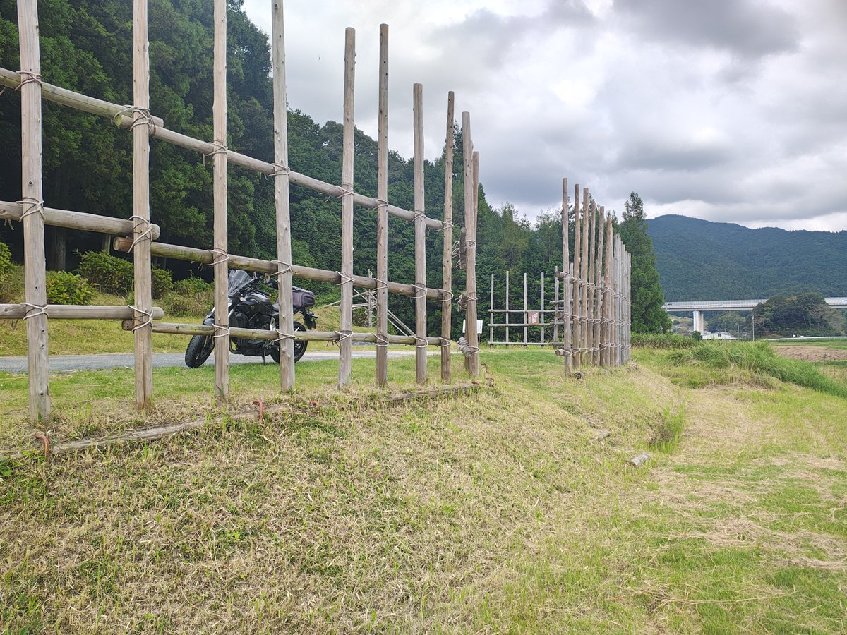 yamady_spn's tweet photo. むかし教科書で知った流しの戦い、設楽原の戦いで出てきた、馬を防いで銃を構えたって言われてる馬房柵🐴！

こんなの通れないねぇ！
おっきいねぇ！！ https://t.co/WBIBr2wVQY