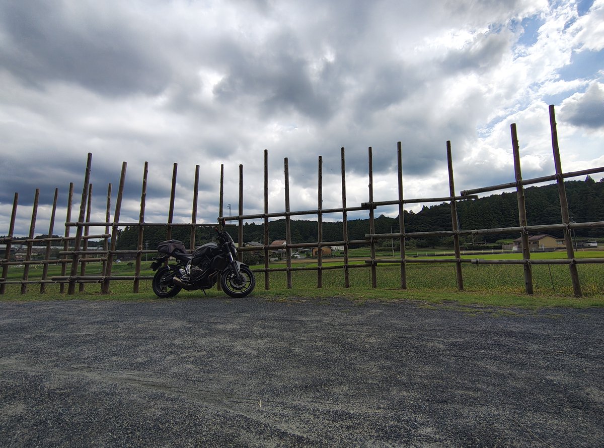 yamady_spn's tweet photo. むかし教科書で知った流しの戦い、設楽原の戦いで出てきた、馬を防いで銃を構えたって言われてる馬房柵🐴！

こんなの通れないねぇ！
おっきいねぇ！！ https://t.co/WBIBr2wVQY