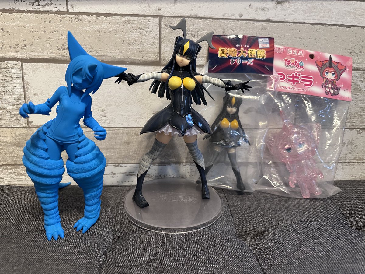 ultagodzilla's tweet photo. ゴモたんのフィギュア買えたということで、
グッズを並べてみた。
雑誌系と3枚目のパネル以外は概ね手元に
ある感じ〜
怪獣娘畑が豊作である事を願って。
 #あなたのソフビ紹介 
#ウルトラ怪獣擬人化計画
#怪獣娘 https://t.co/1bGkTipxuM