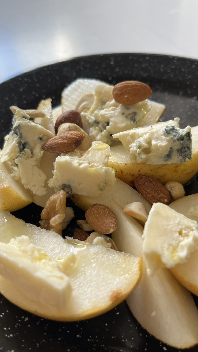 KaliOrexis's tweet photo. Decime si esto te va o no. A ver si podemos ser amigos. Peras, queso azul, frutos secos y aceite de oliva. https://t.co/cSl1j3mOs4